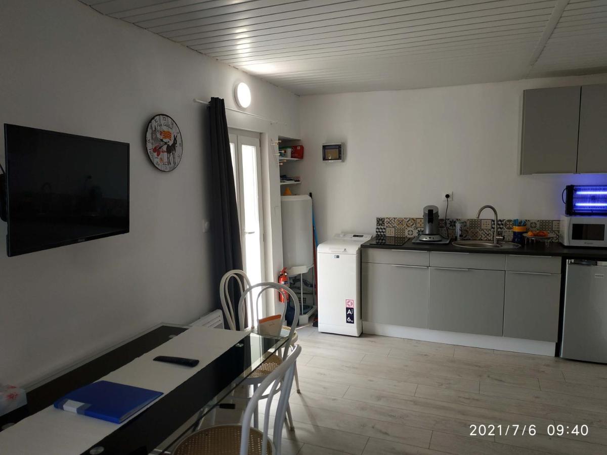 Apartment Centre Du Boulou: Family In Center *