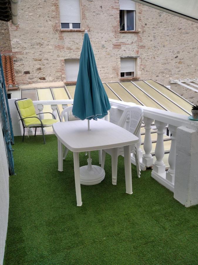 Apartment Centre Du Boulou: Family In Center *